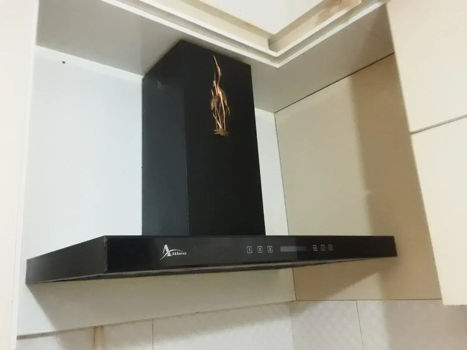 هوود اخوان|هود|رشت, دروازه لاکان|دیوار