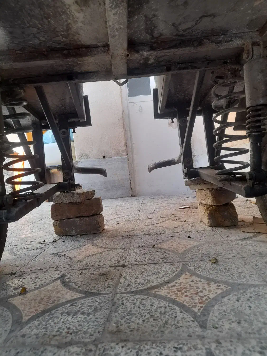 درحدنو|موتورسیکلت|شیراز, گل سرخ|دیوار