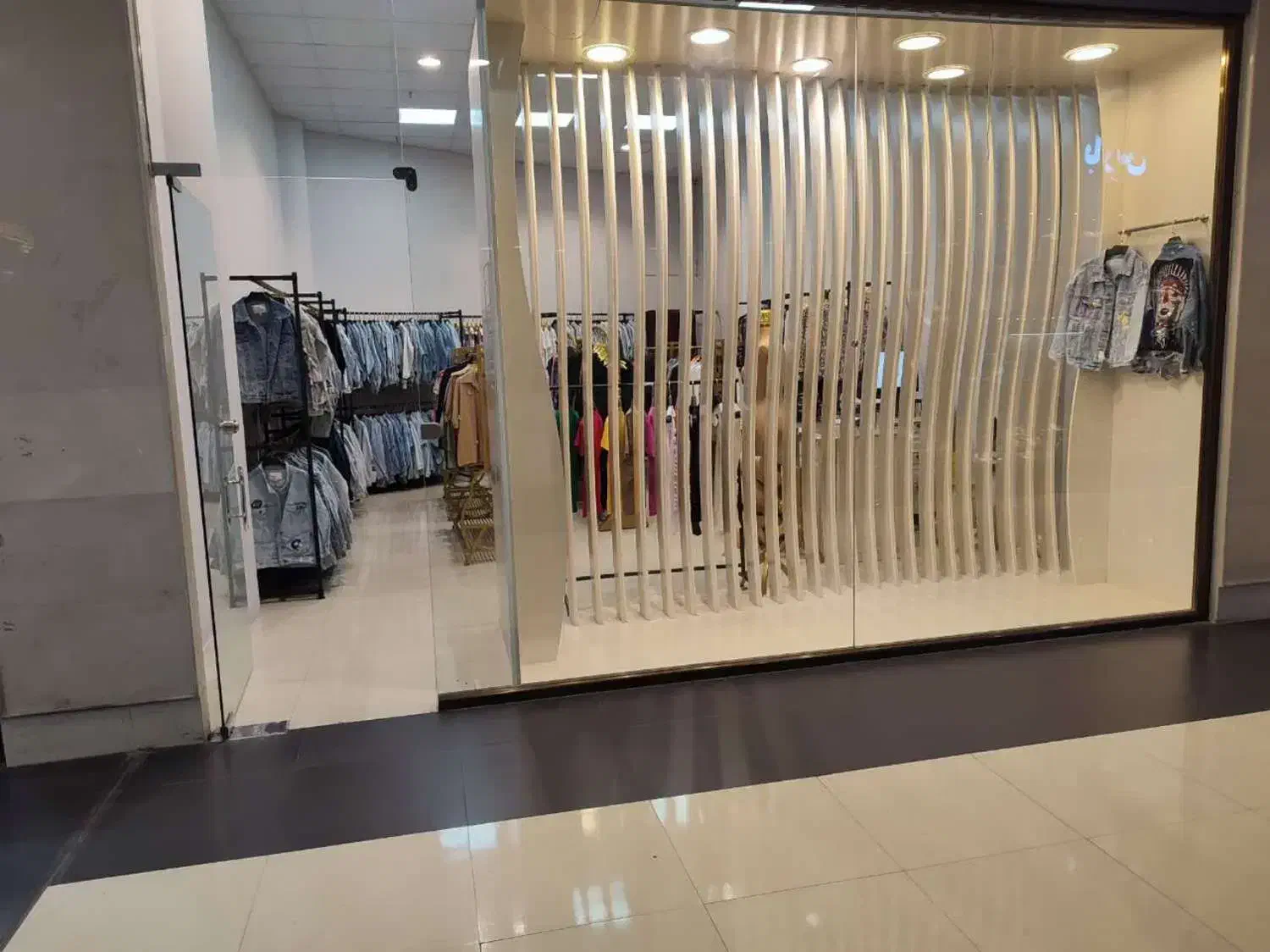 اجاره مغازه در پاساژاشراق لاین پوشاک|اجارهٔ مغازه و غرفه|زنجان, |دیوار