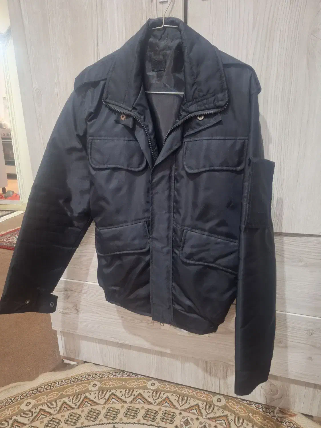 کاپشن حراست ، لباس|لباس|شیراز, پانصد دستگاه ارتش|دیوار