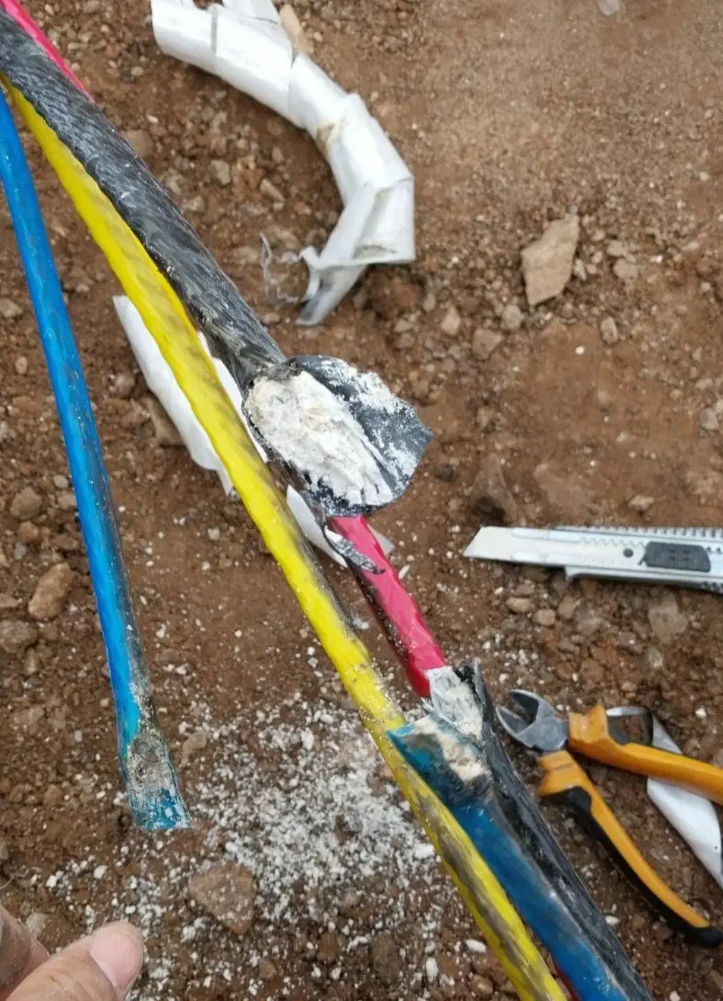 برقکشی برقکار  نصب دوربین|خدمات پیشه و مهارت|دزفول, |دیوار