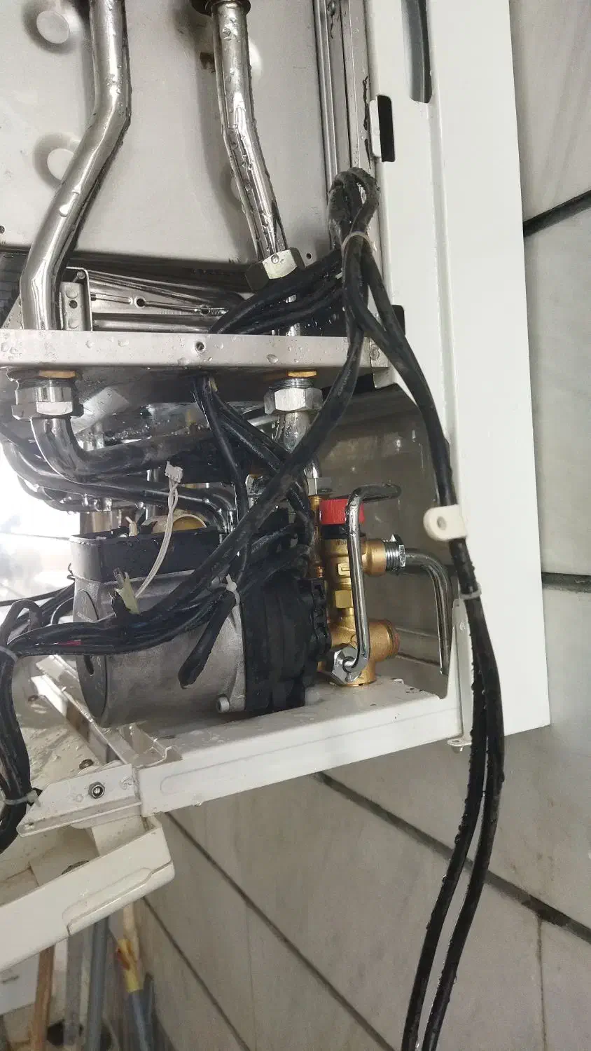 پکیج ایساتیس نیواستار|آبگرمکن، پکیج، شوفاژ|بروجرد, |دیوار