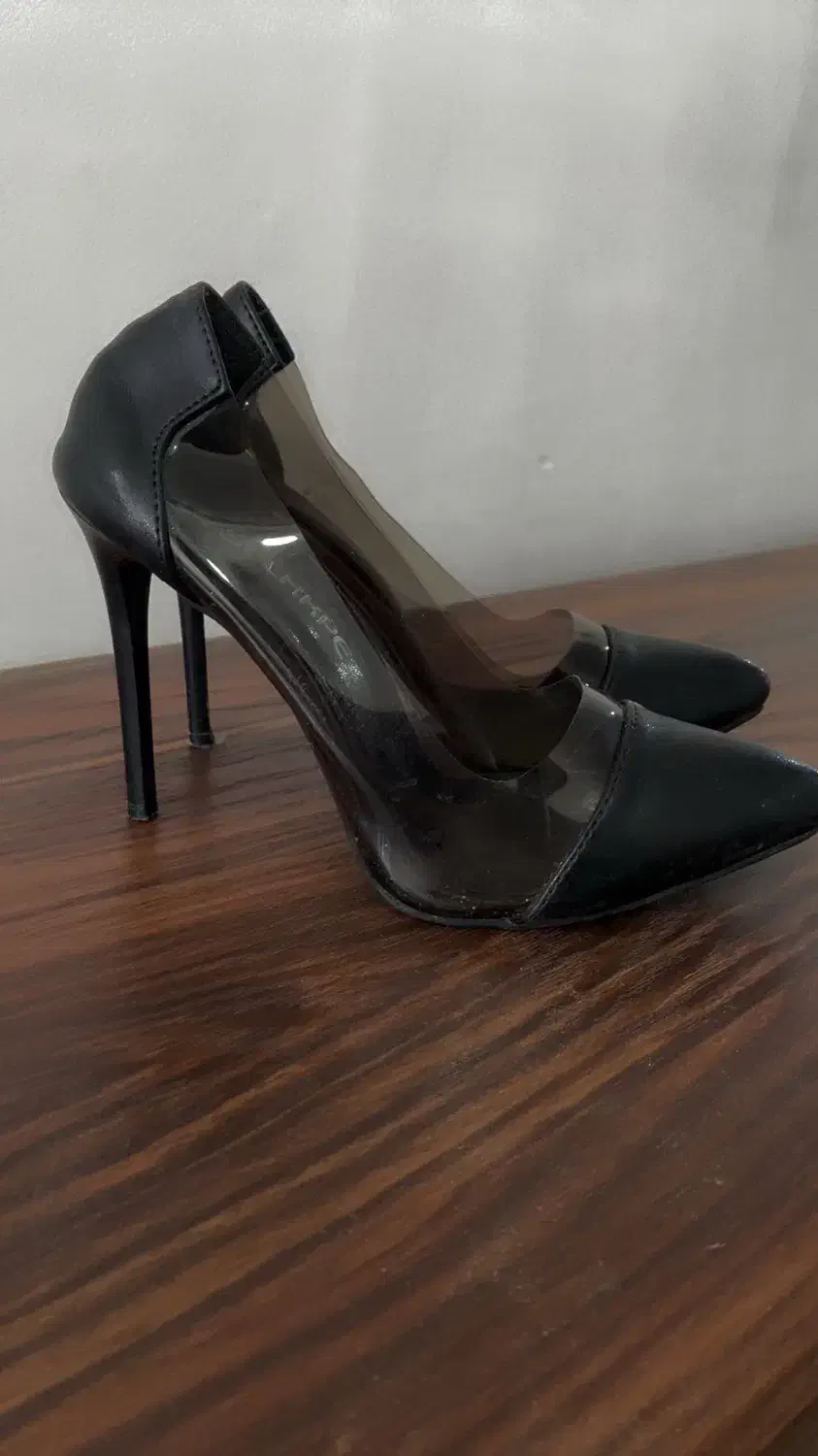 کفش|کیف، کفش، کمربند|میانه, |دیوار