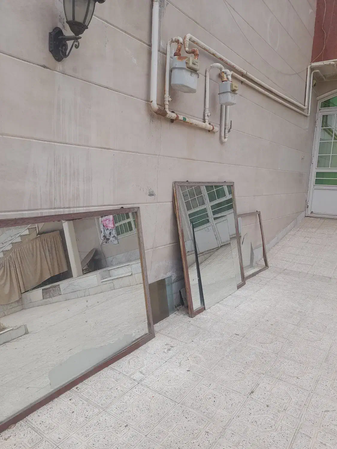 اینه|آینه|نیشابور, گمنام غربی|دیوار