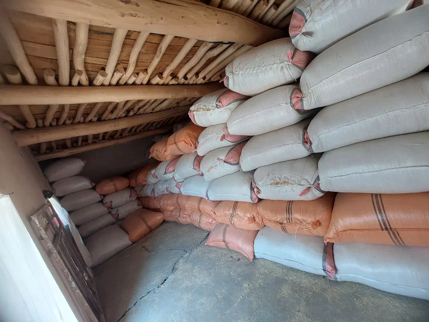 ۸ تن کاه گندم دیم|لوازم جانبی حیوانات|دیواندره, |دیوار