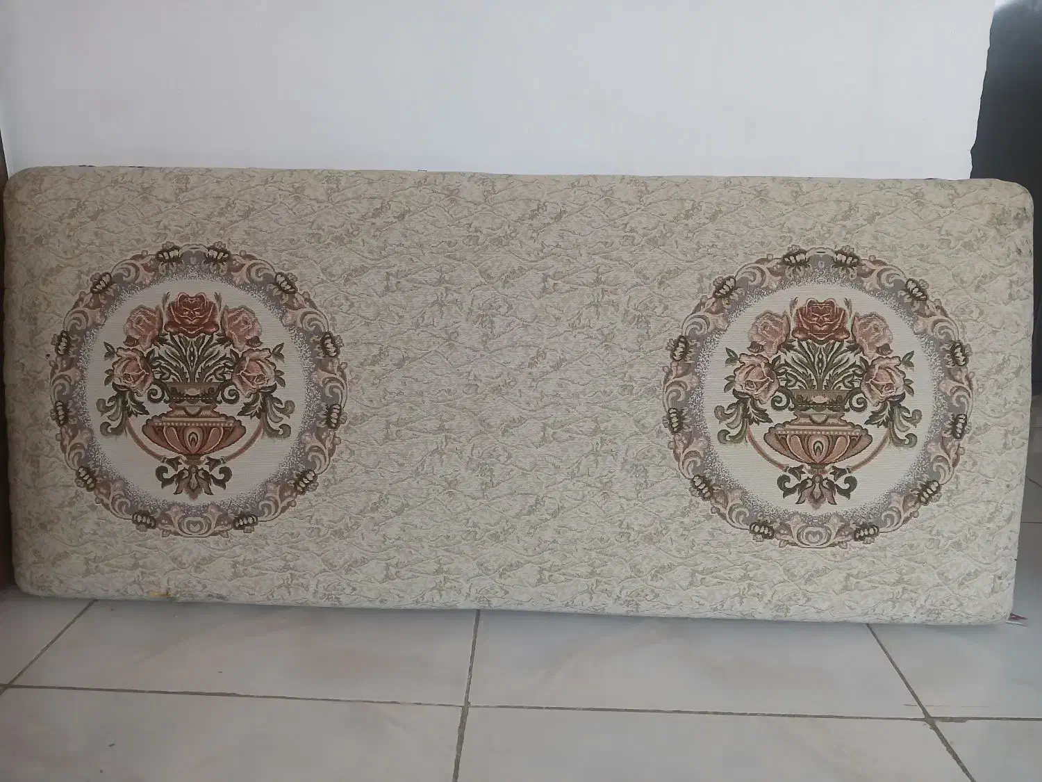 پشتی طرح دار|پشتی|اصفهان, بهارستان|دیوار