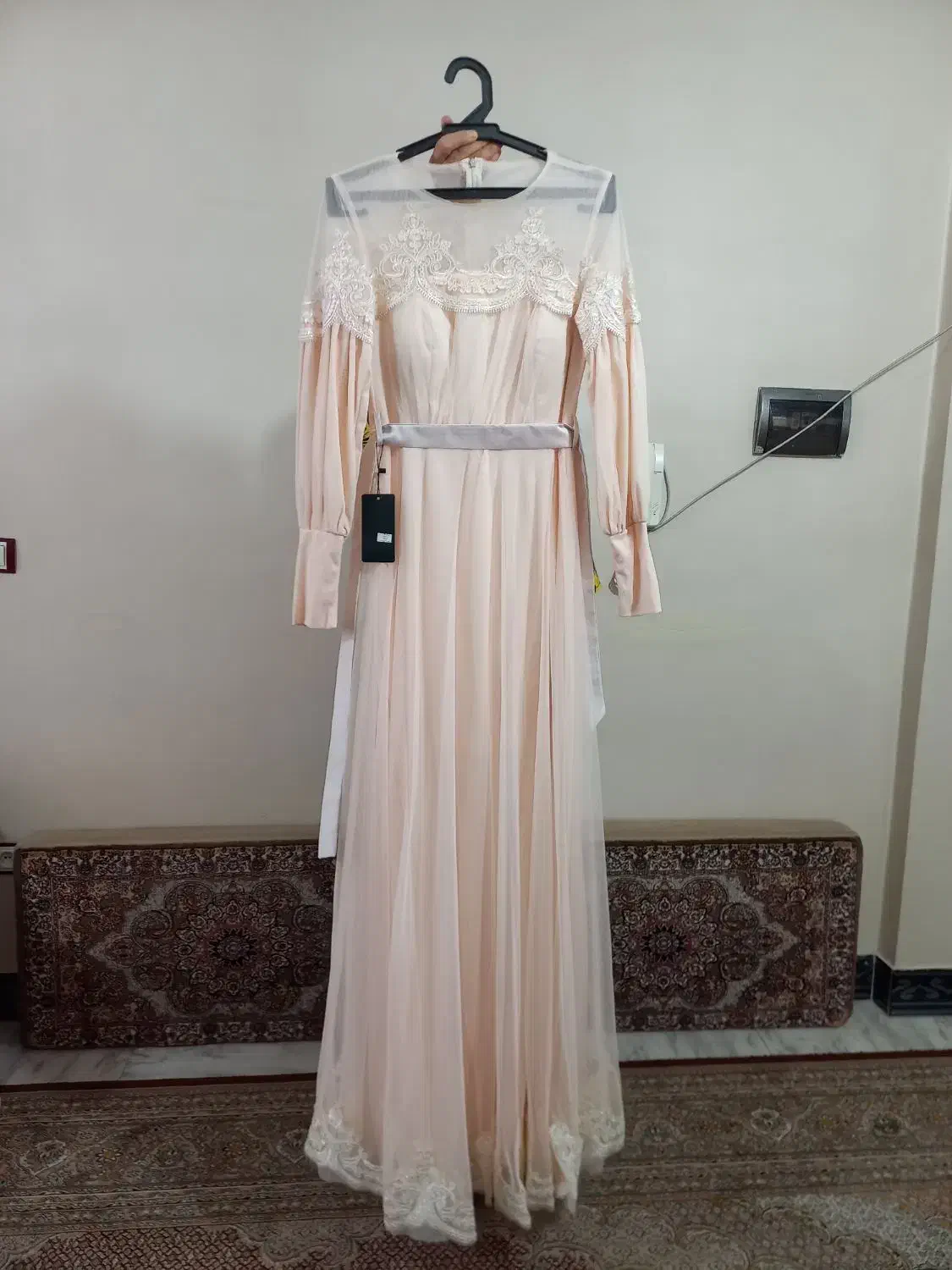 لباس مجلسی نو|لباس|ری, علایین|دیوار