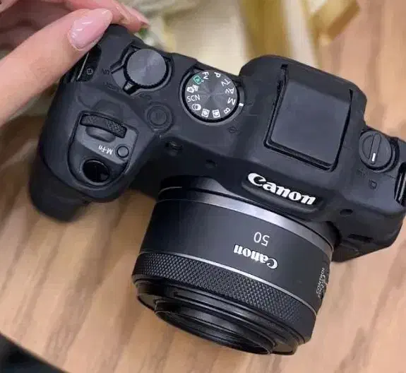 Canon R8 و پک کامل|دوربین عکاسی و فیلم‌برداری|هشتگرد, شهرک گلها|دیوار