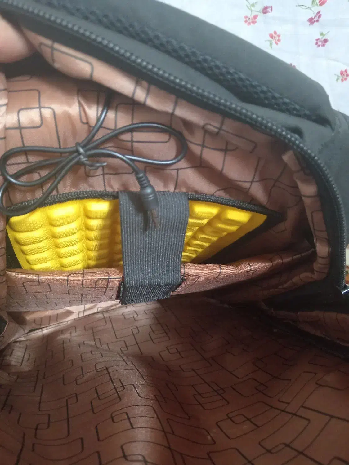 کوله‌پشتی|کیف، کفش، کمربند|نیشابور, پنجراه|دیوار