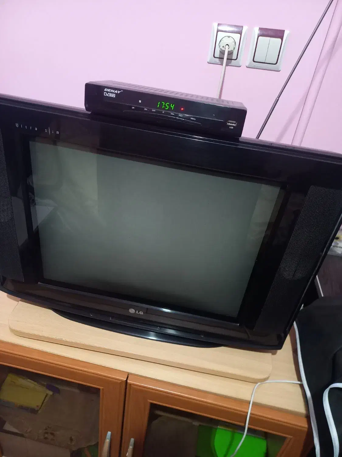 تلویزیون  همراه با دستگاه گیرنده دیجیتال|تلویزیون و پروژکتور|کردکوی, |دیوار