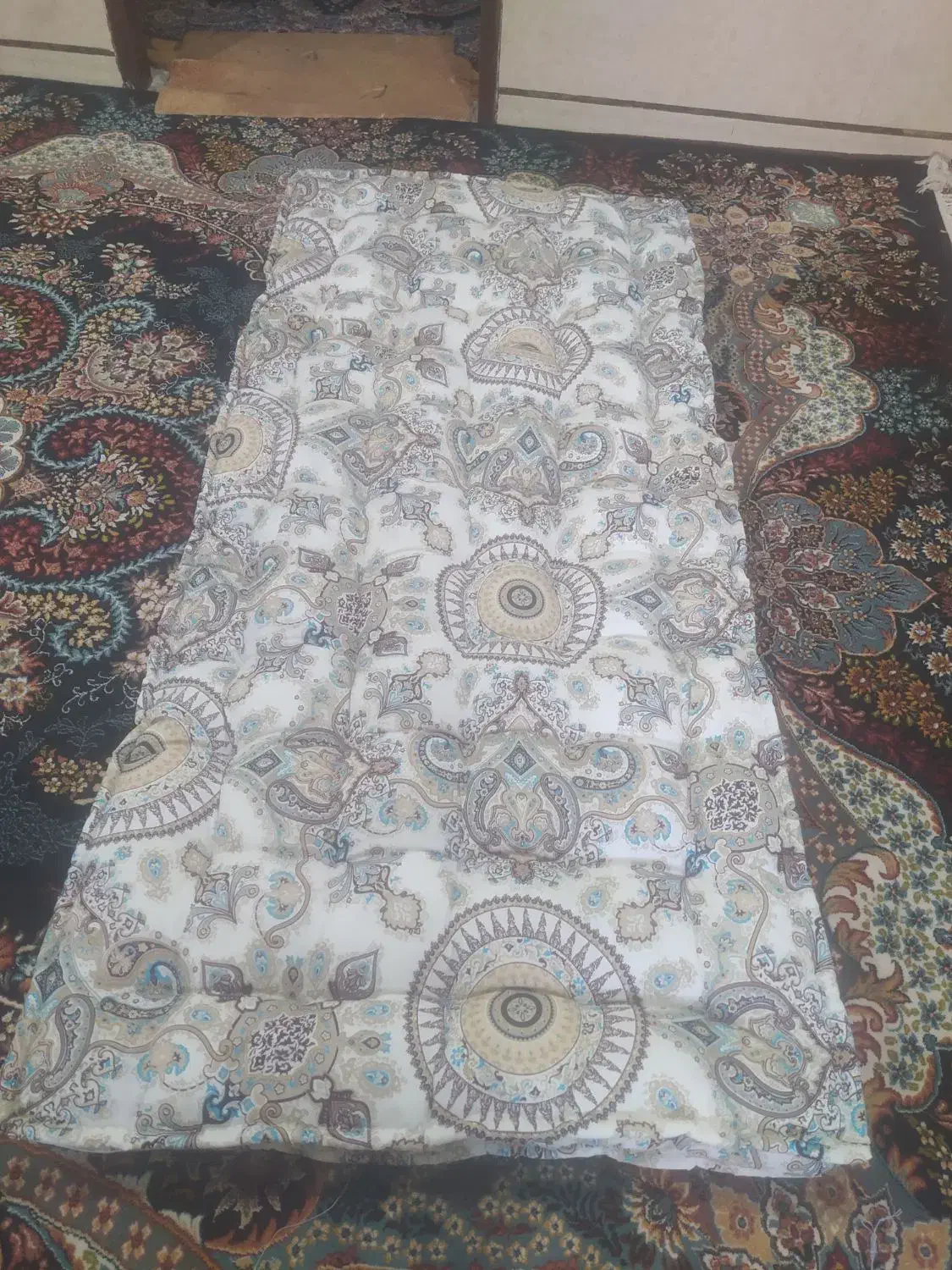 تشک وبالشت|رختخواب، بالش، پتو|باوی, |دیوار