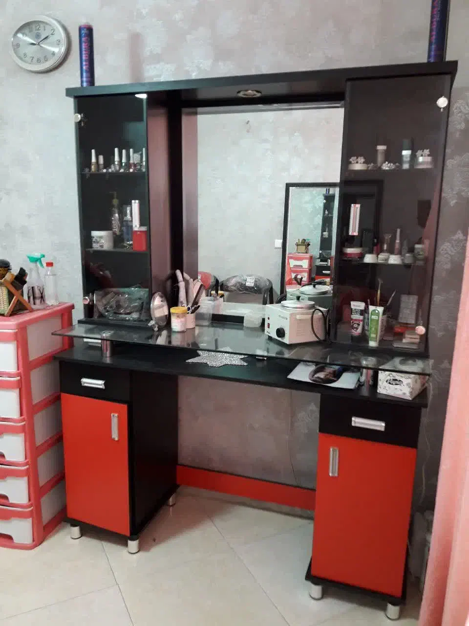 ویترین آرایشگاه سالم و آینه قدی درحد نو قیمت عالی|آرایشگاه و سالنهای زیبایی|کرج, ساسانی (قلمستان)|دیوار