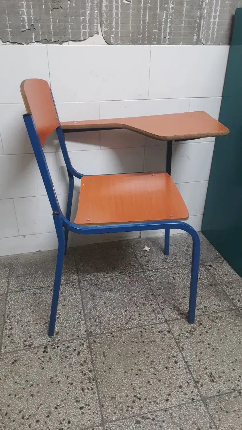 صندلی چوبی دسته دار|صندلی و نیمکت|شیراز, کوی قضات|دیوار