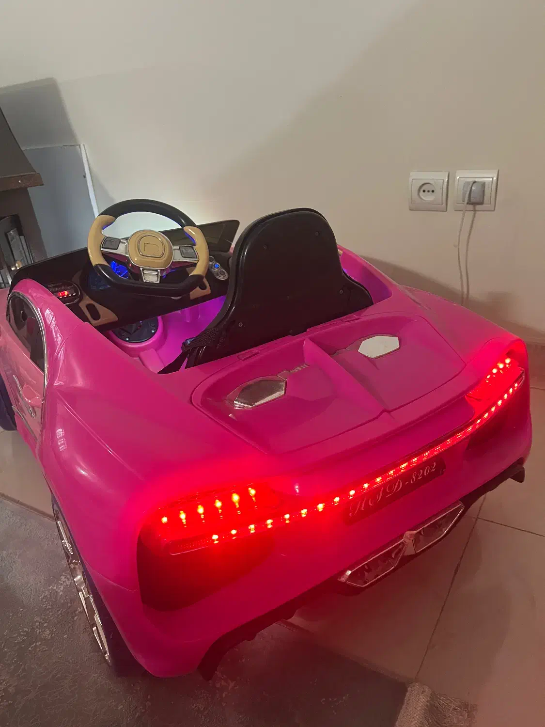 ماشین شارژی دو موتوره در حد نو|اسباببازی بچه|تهران, افسریه شمالی|دیوار