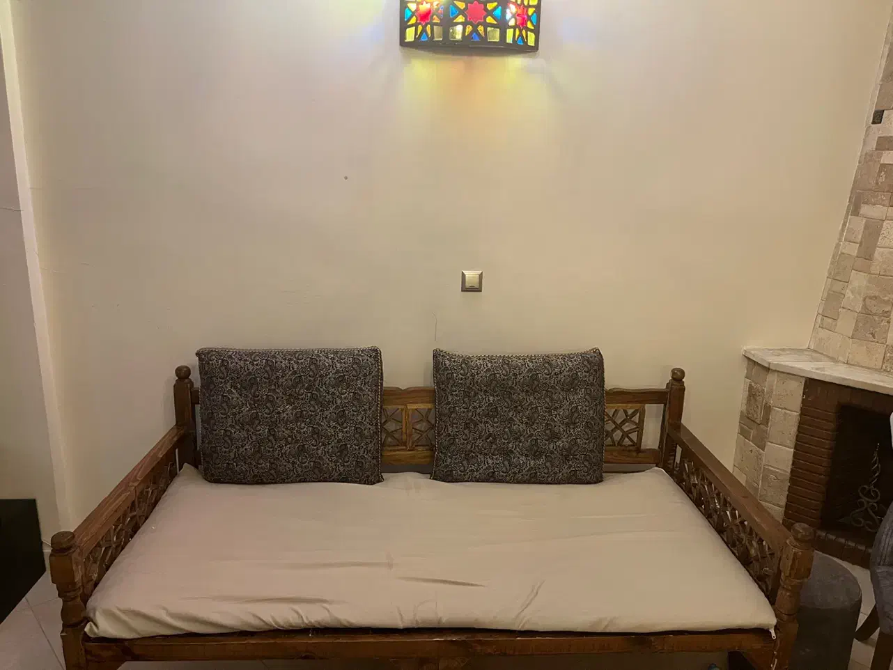 تخت سنتی چوبی|مبلمان خانگی و میز عسلی|تهران, قلهک|دیوار