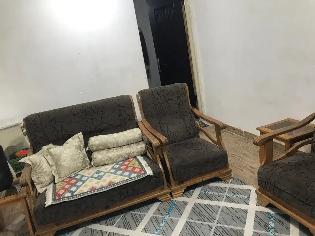 مبل ۴نفره با یک عددعسلی|مبلمان خانگی و میز عسلی|رشت, استقامت ۲|دیوار