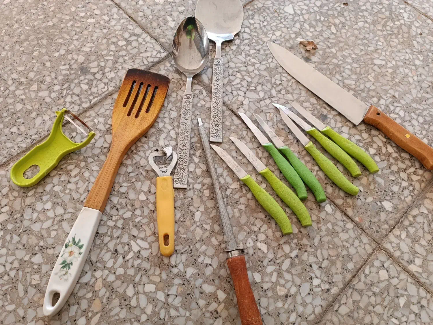 قاشق و چنگال|ظروف سرو و پذیرایی|شاهین‌شهر, خانه کارگر|دیوار