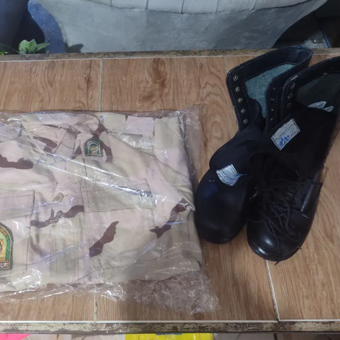 پوتین و لباس سربازی مرزبانی|لباس|نیشابور, فردوس شمالی|دیوار