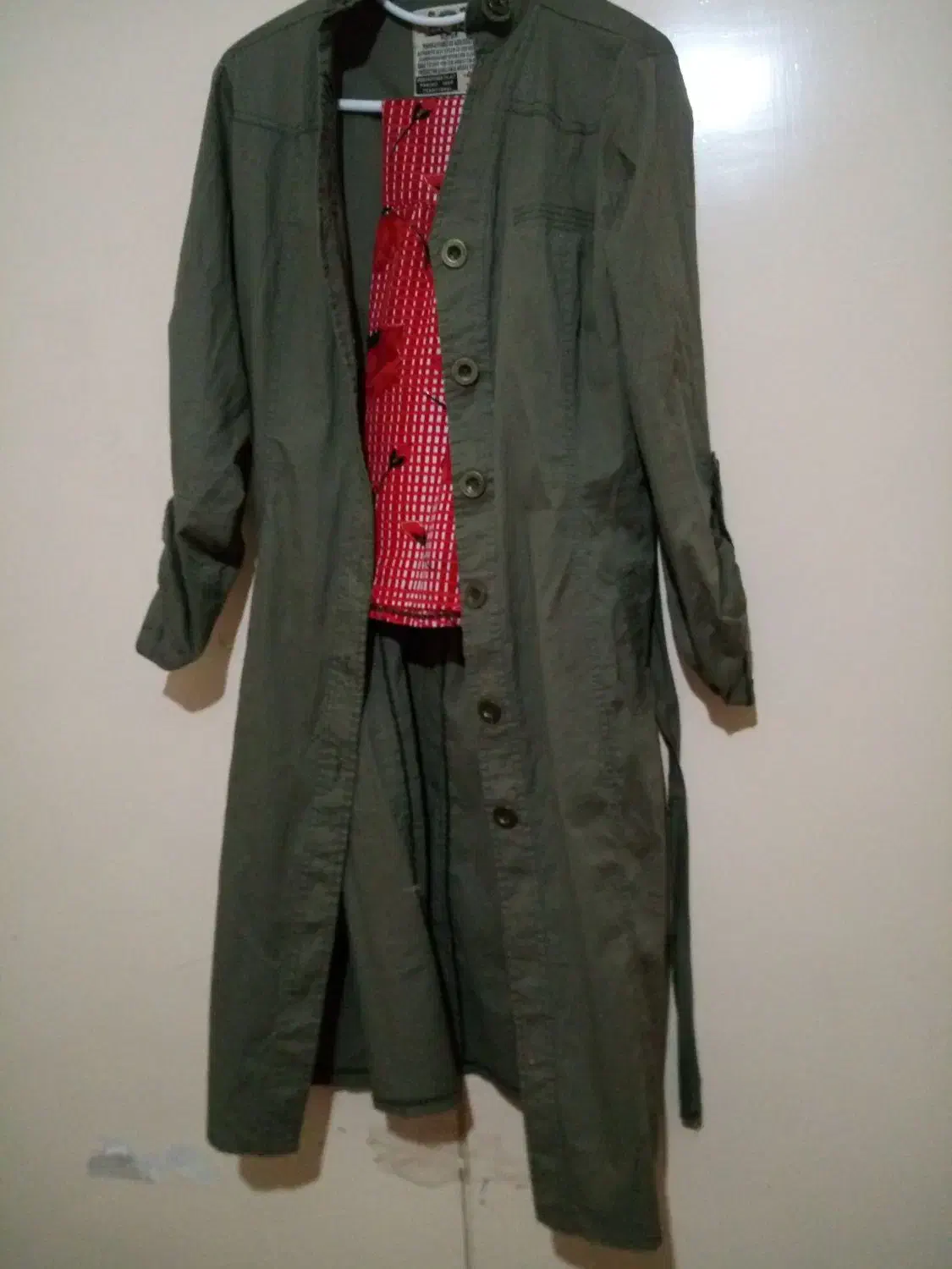 تعداد زیادی مانتو|لباس|فولادشهر, B6|دیوار