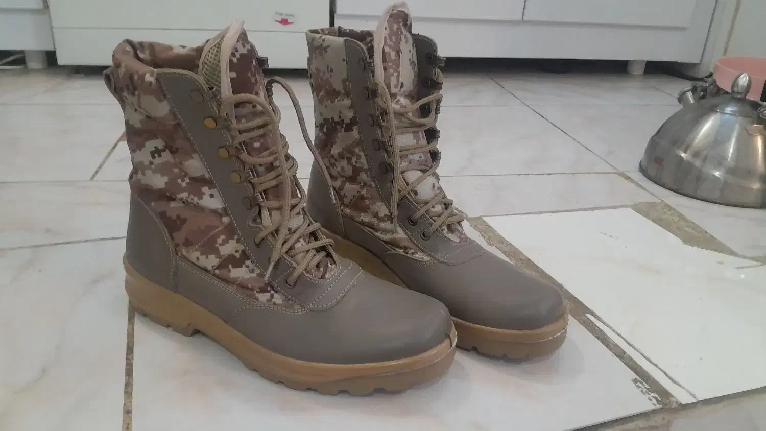 پوتین|کیف، کفش، کمربند|قروه, |دیوار