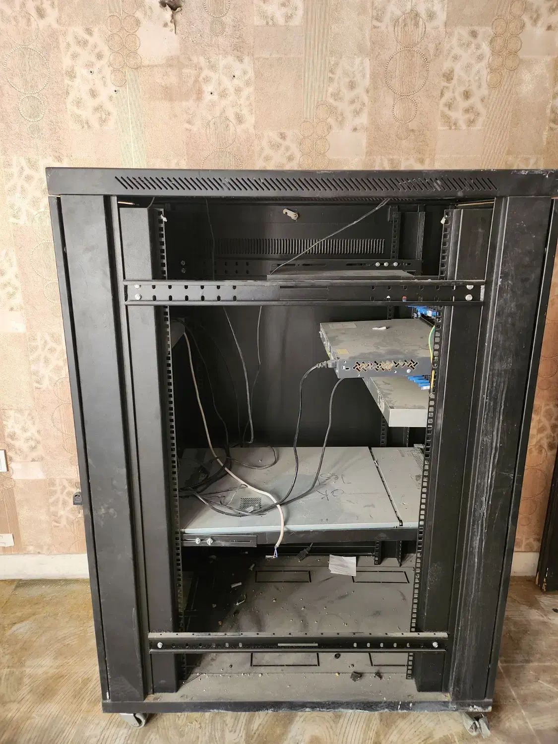 رک ایستاده بزرگ|مودم و تجهیزات شبکه|تهران, درختی|دیوار