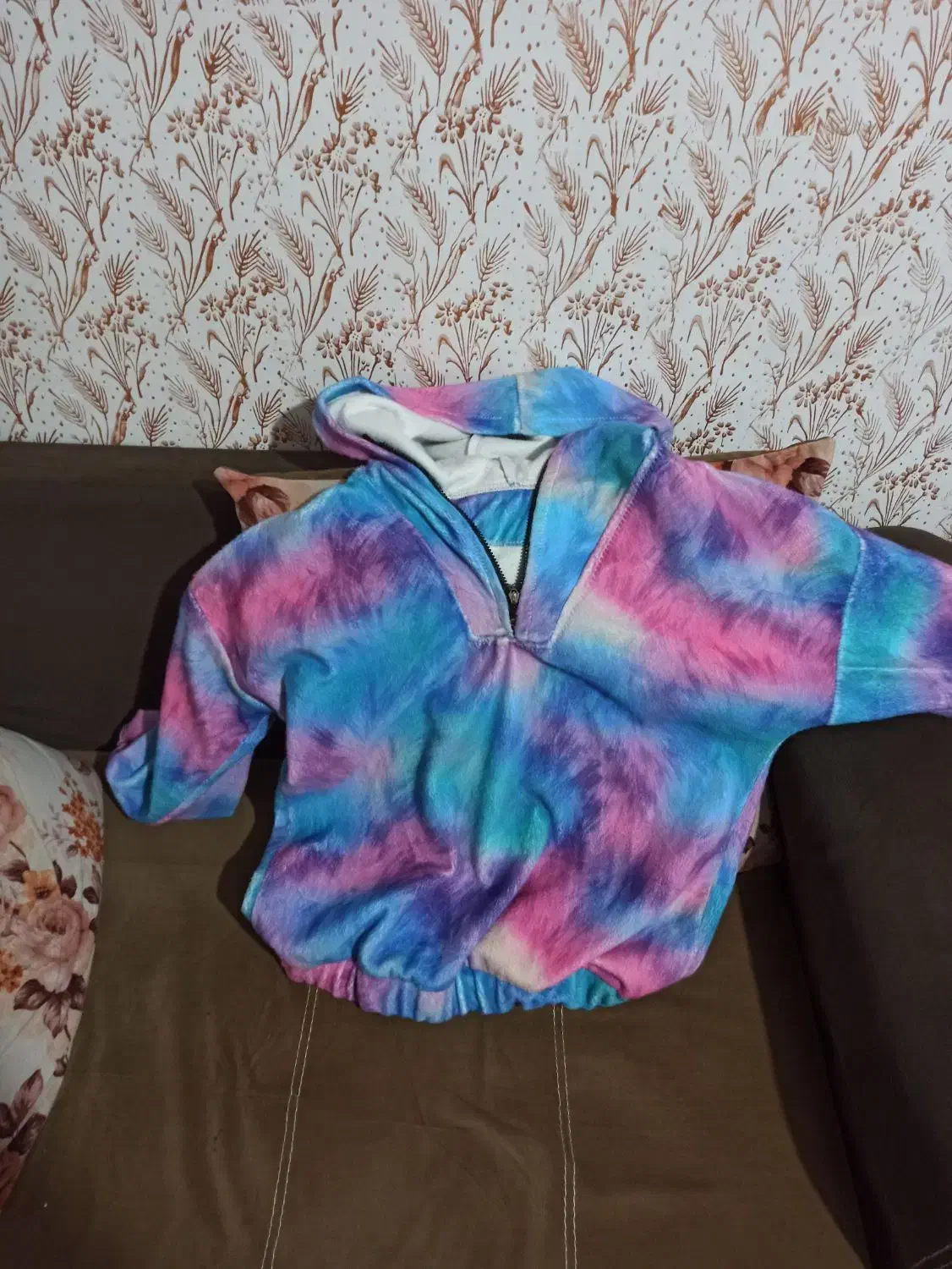 سویشرت یکبار پوشیده|لباس|رشت, انصاری|دیوار