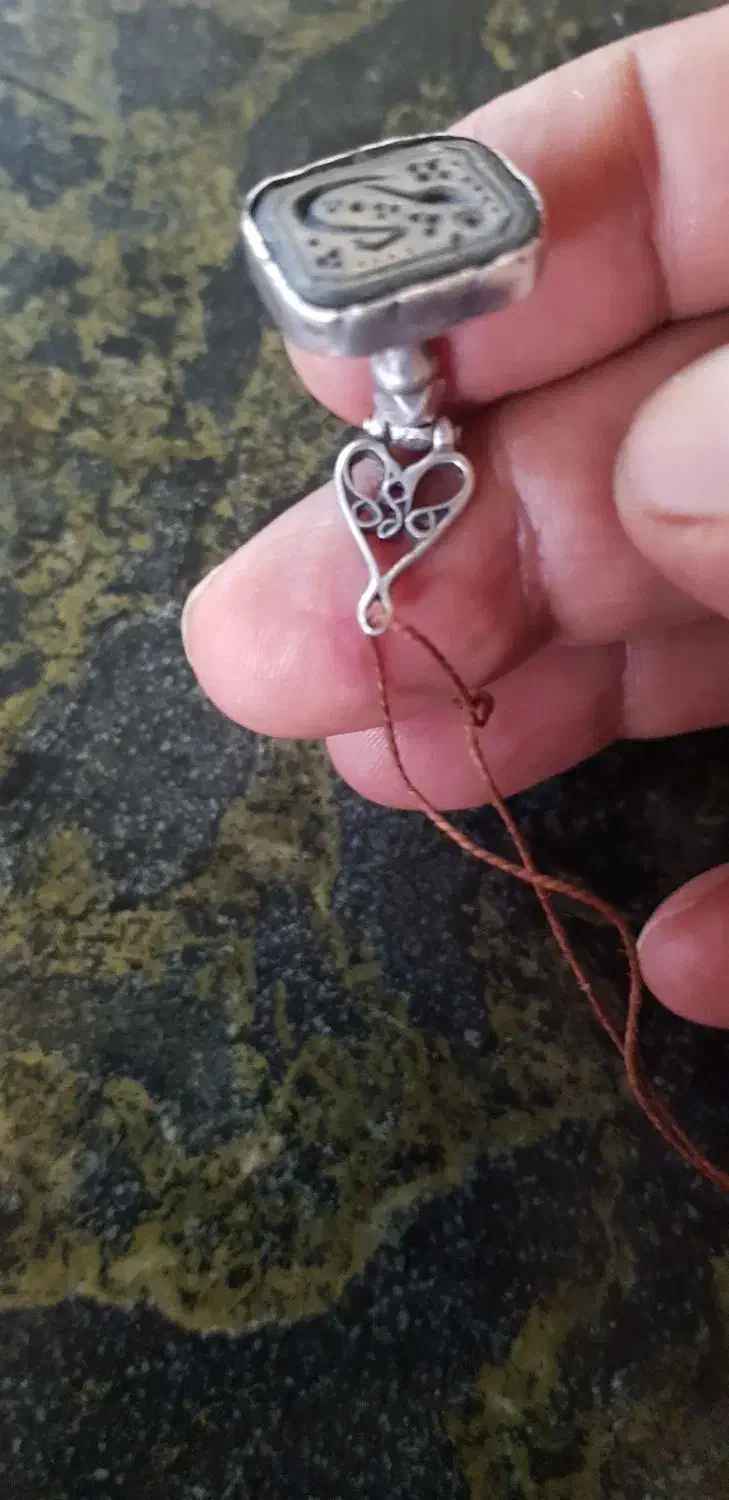 مهر قدیمی|کلکسیون اشیاء عتیقه|شیراز, دانشکده موشکی امام صادق (ع)|دیوار