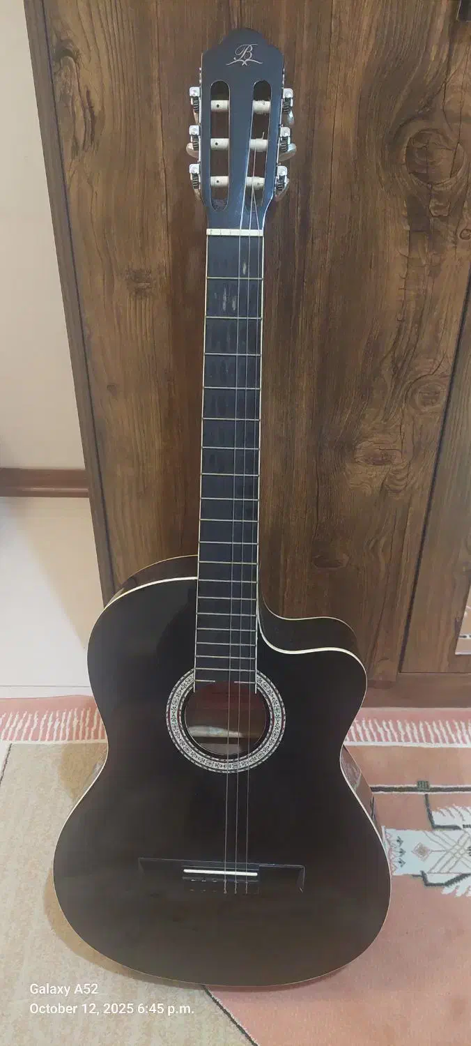 گیتار بارسلونا|گیتار، بیس، امپلیفایر|کیش, |دیوار