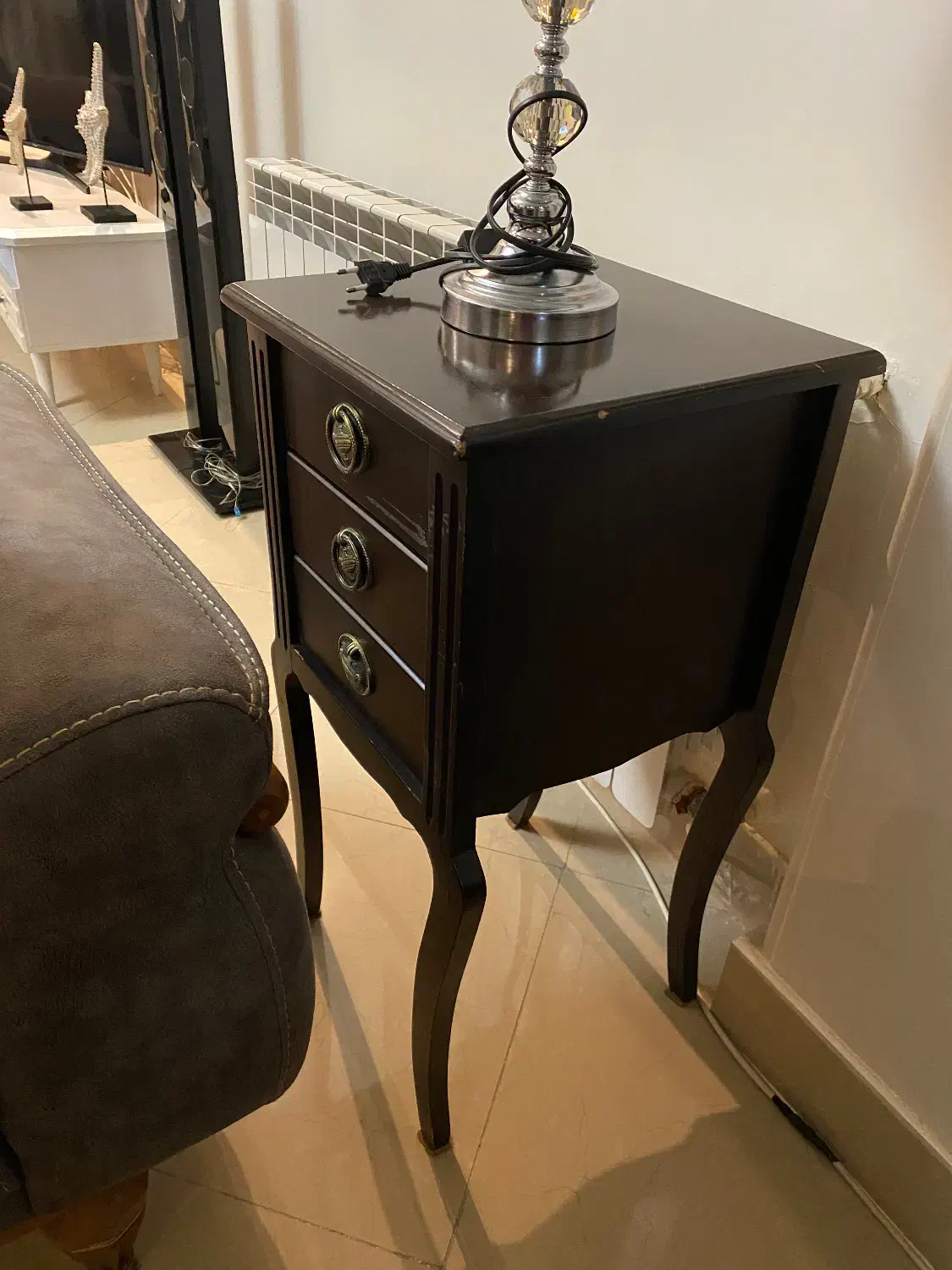 میز کنار سالنی سه کشو جنس چوب|صنایع دستی و سایر لوازم تزئینی|کرج, عظیمیه|دیوار