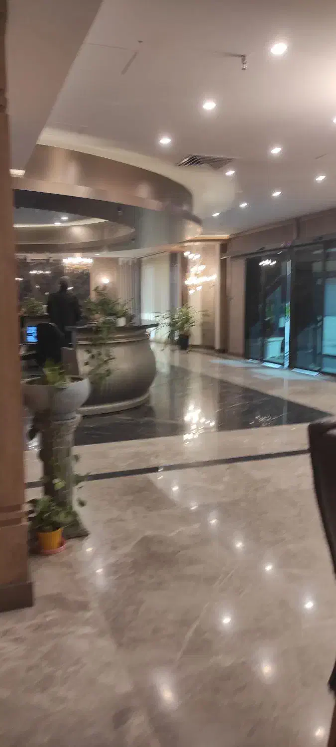 ۱۳۳ متر سه خوابه غرق نور برج ارکیده دریاچه چیتگر