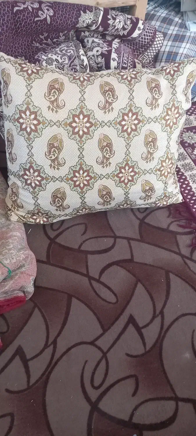 چند عدد بالشت کاملا نو|رختخواب، بالش، پتو|قهدریجان, |دیوار