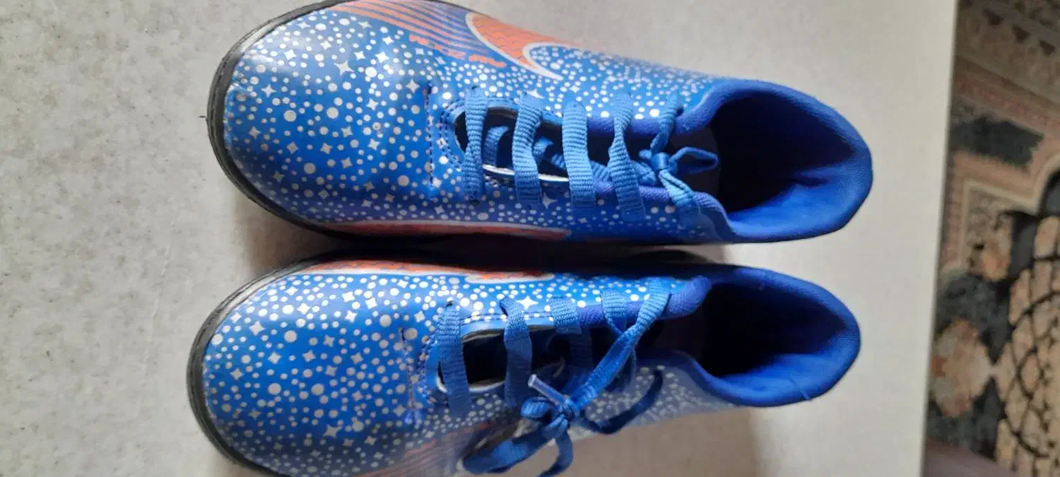 کفش ورزشی|کیف، کفش، کمربند|کومله, |دیوار