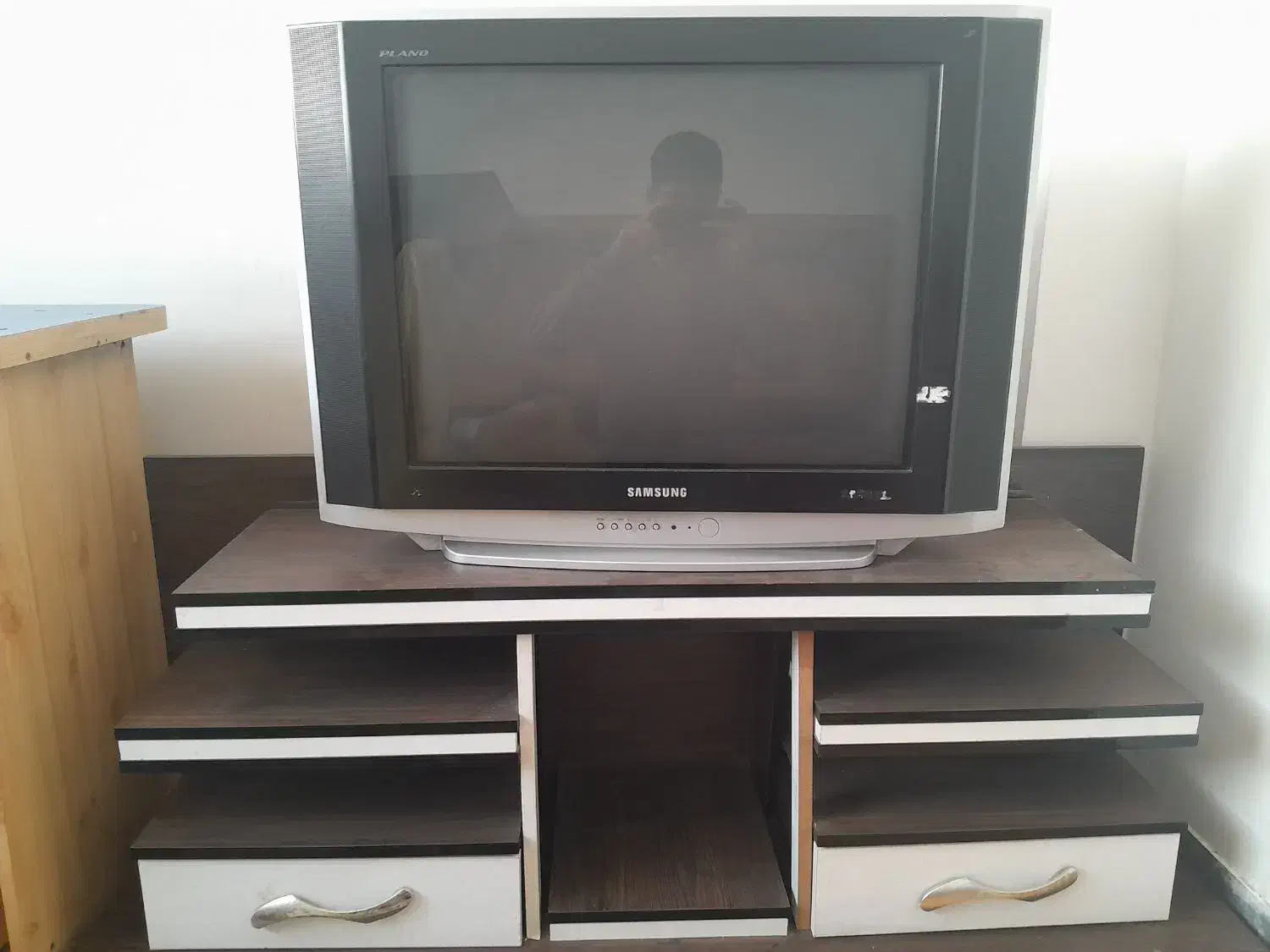 تلویزیون ۲۹ اینچ با میز تلویزیون|تلویزیون و پروژکتور|لنگرود, |دیوار