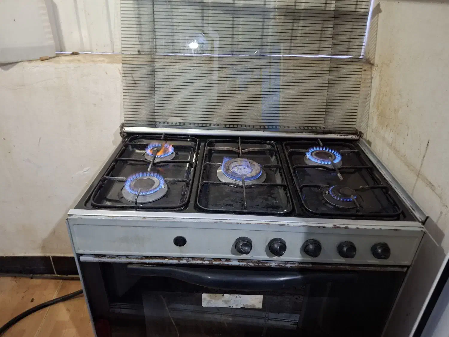 گاز پنج شعله طرح فر صفحه مشکی بدنه نقره ای|اجاق گاز و لوازم برقی پخت‌وپز|گنبد کاووس, |دیوار