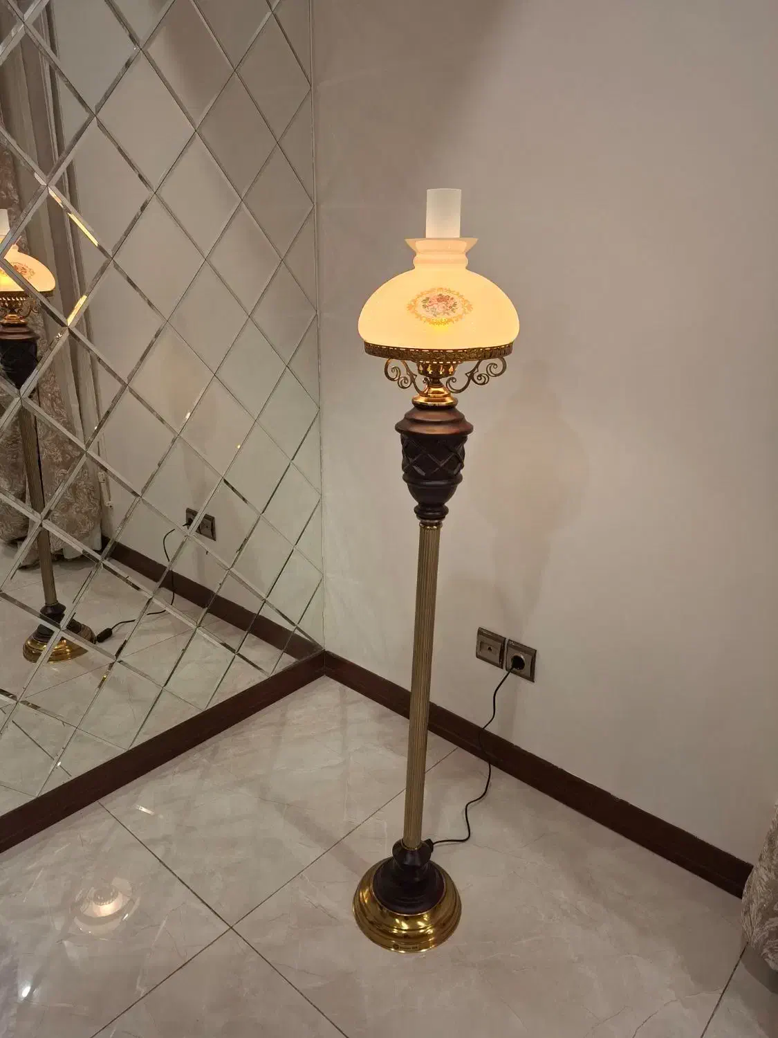 اباژور سالنی ایستاده نو خیلی کم کار|چراغ خواب و آباژور|ری, دولت‌آباد|دیوار