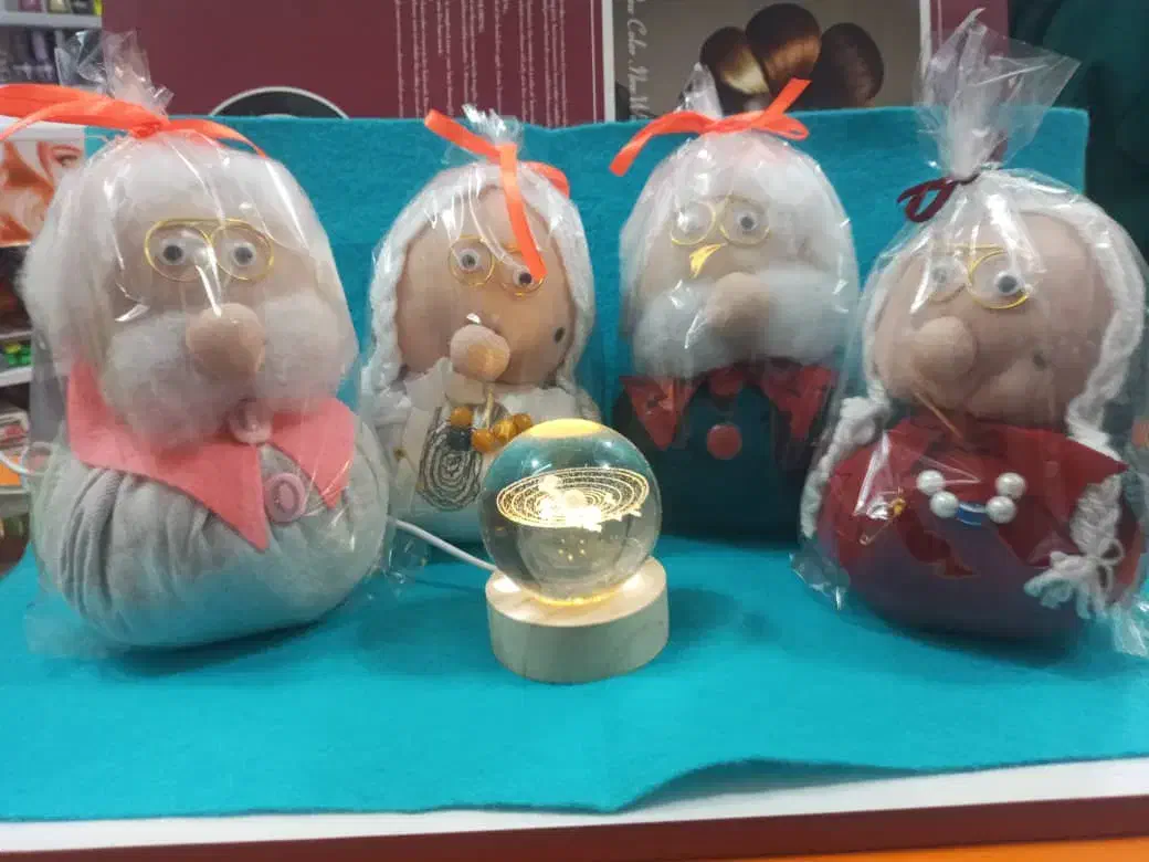 عروسک ننه سرما|اسباب‌بازی بچه|بندر انزلی, انقلاب|دیوار