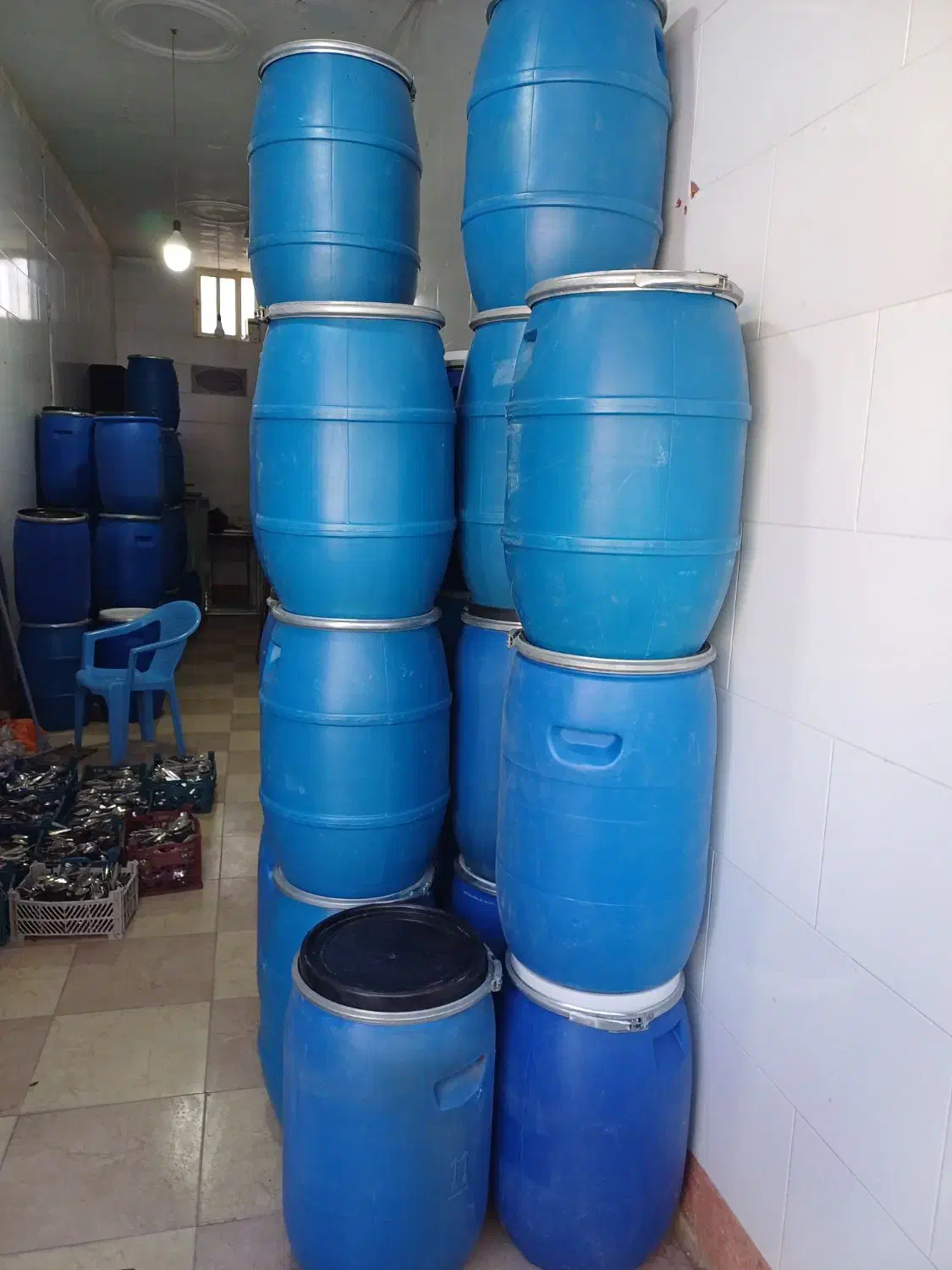 دبه 60 لیتری و 140 لیتری داخل سفید.   زارع|ظروف نگهدارنده، پلاستیکی، یک‌بارمصرف|فیروزآباد (لرستان), |دیوار