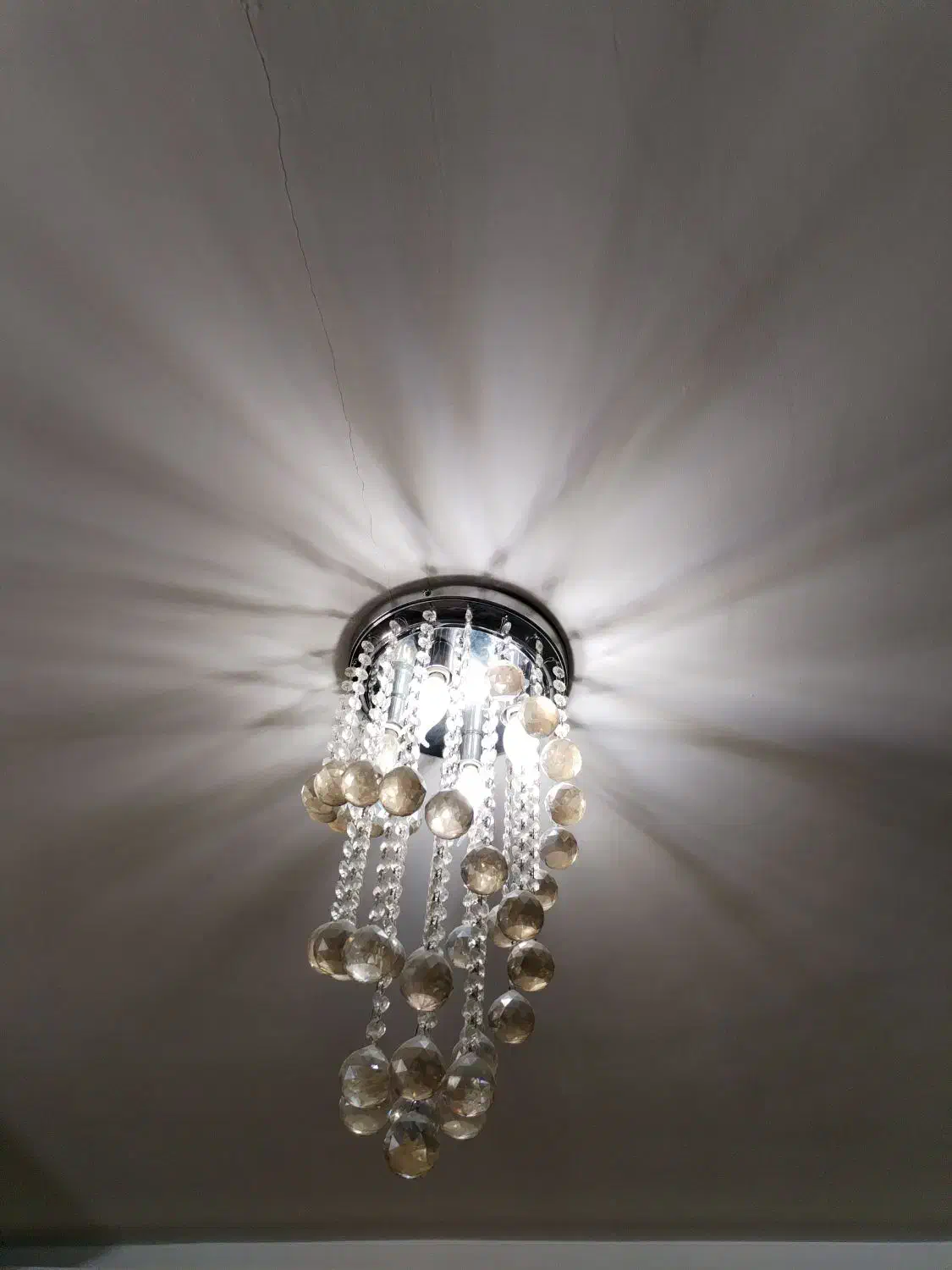 یک جفت لوستر کریستالی|لوستر و چراغ آویز|اصفهان, ارغوانیه|دیوار