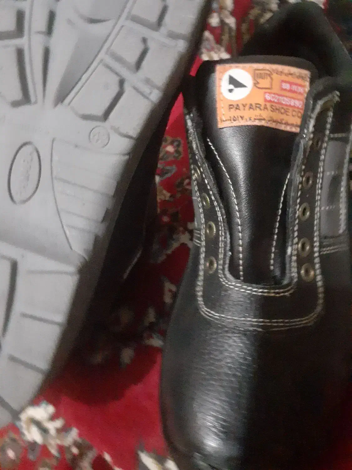 کفش کار|کیف، کفش، کمربند|برخوار, |دیوار