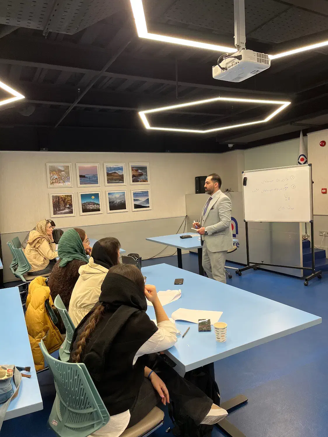 استخدام کارشناس اداری و پشتیبانی تلفنی (خانم)|استخدام اداری و مدیریت|تهران, ایرانشهر|دیوار