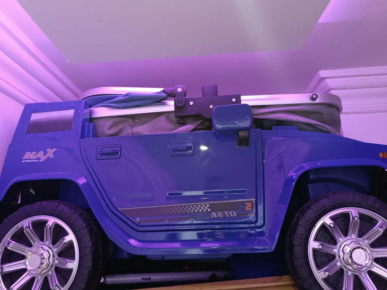 ماشین شارژی. کودک نیاز به تعمیر دار داره.|اسباب‌‌بازی|بندر انزلی, لیچارگی حسن رود|دیوار