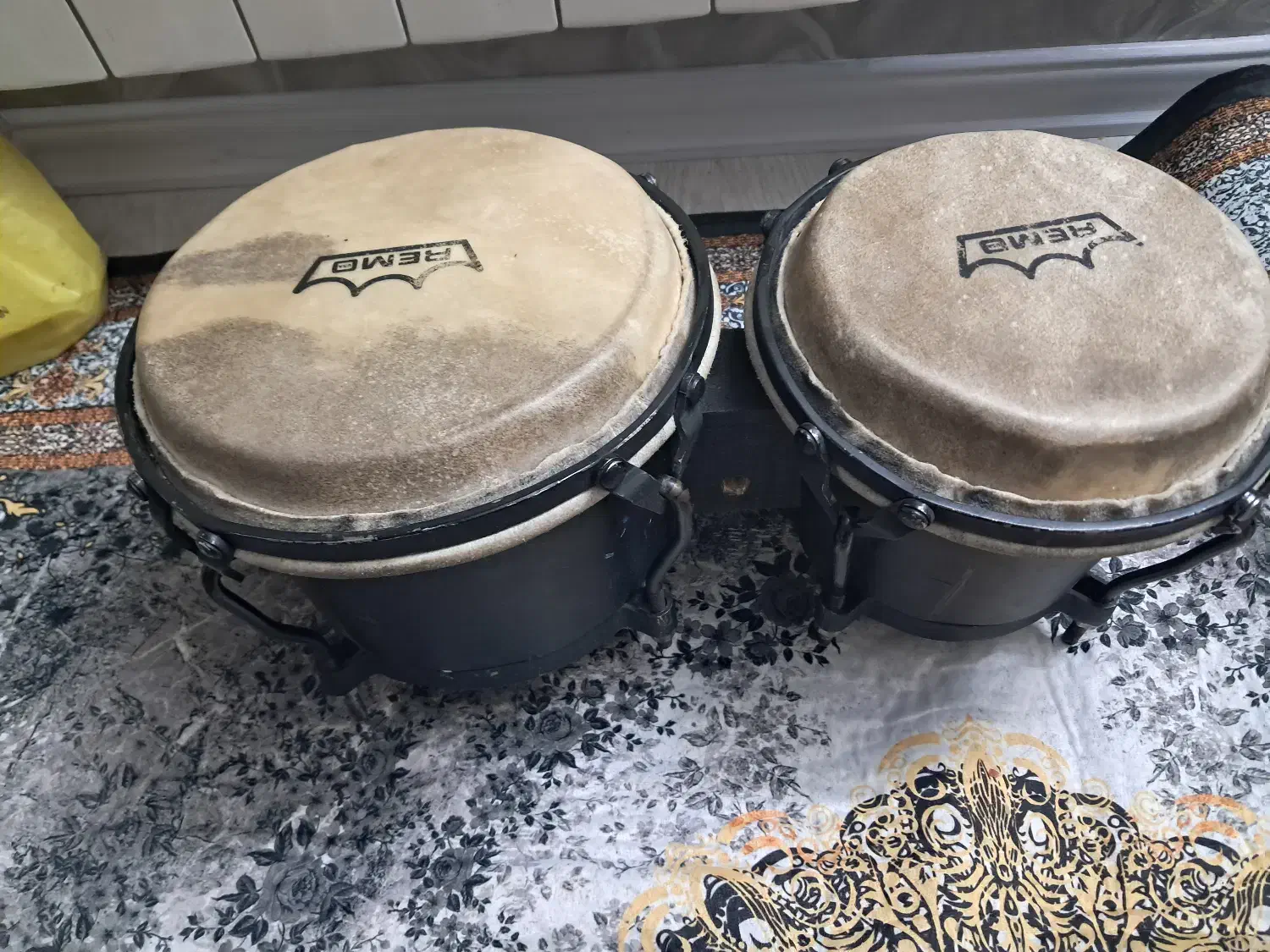 یک عدد بینگو بانگو|درام و پرکاشن|شیراز, بعثت|دیوار