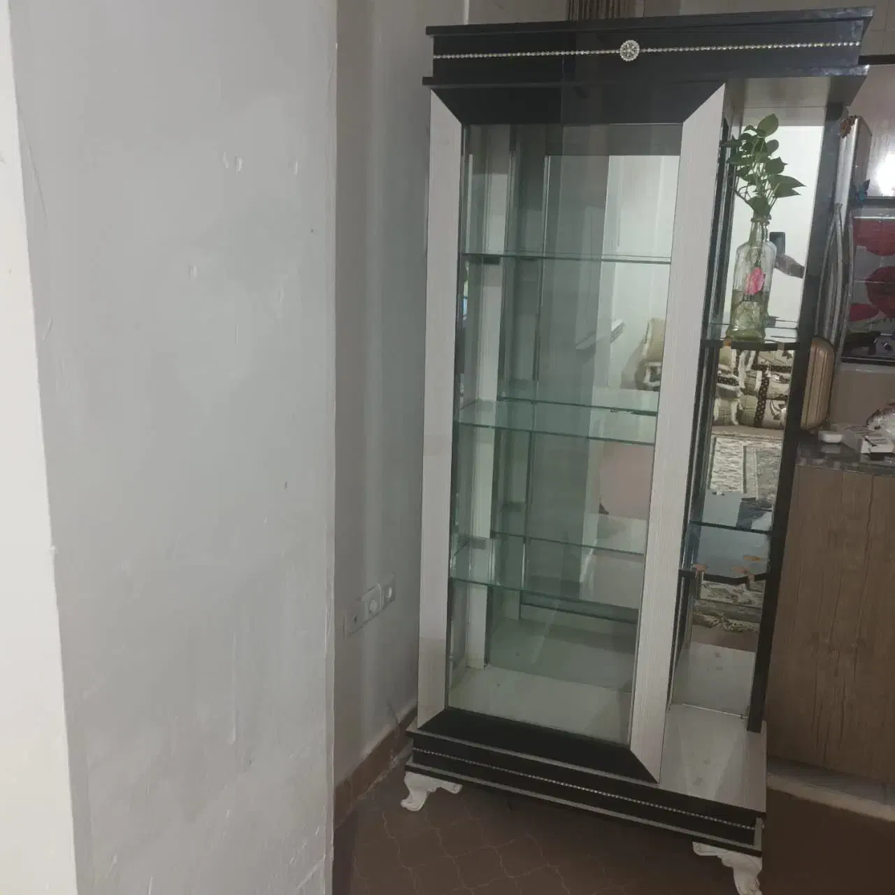 به علت مستاجر بودن به فروش میرسد|بوفه، ویترین، کنسول|شهرکرد, |دیوار