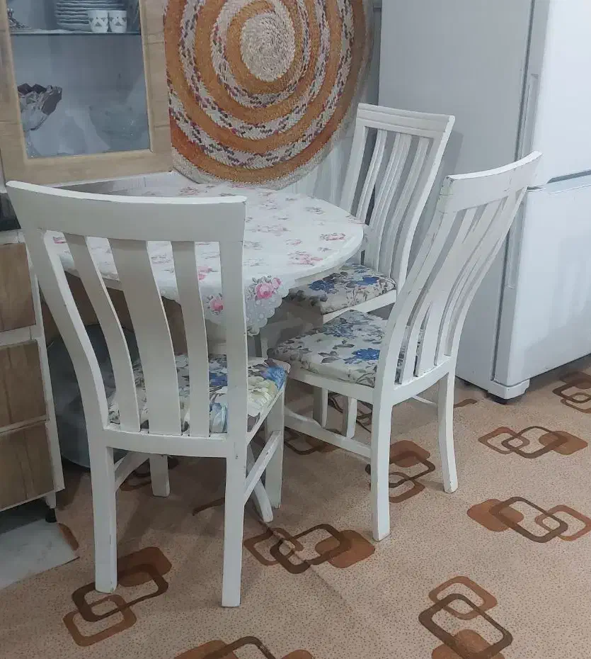 میز و ۳ عدد صندلی غذاخوری چوبی|میز و صندلی غذاخوری|جم, |دیوار