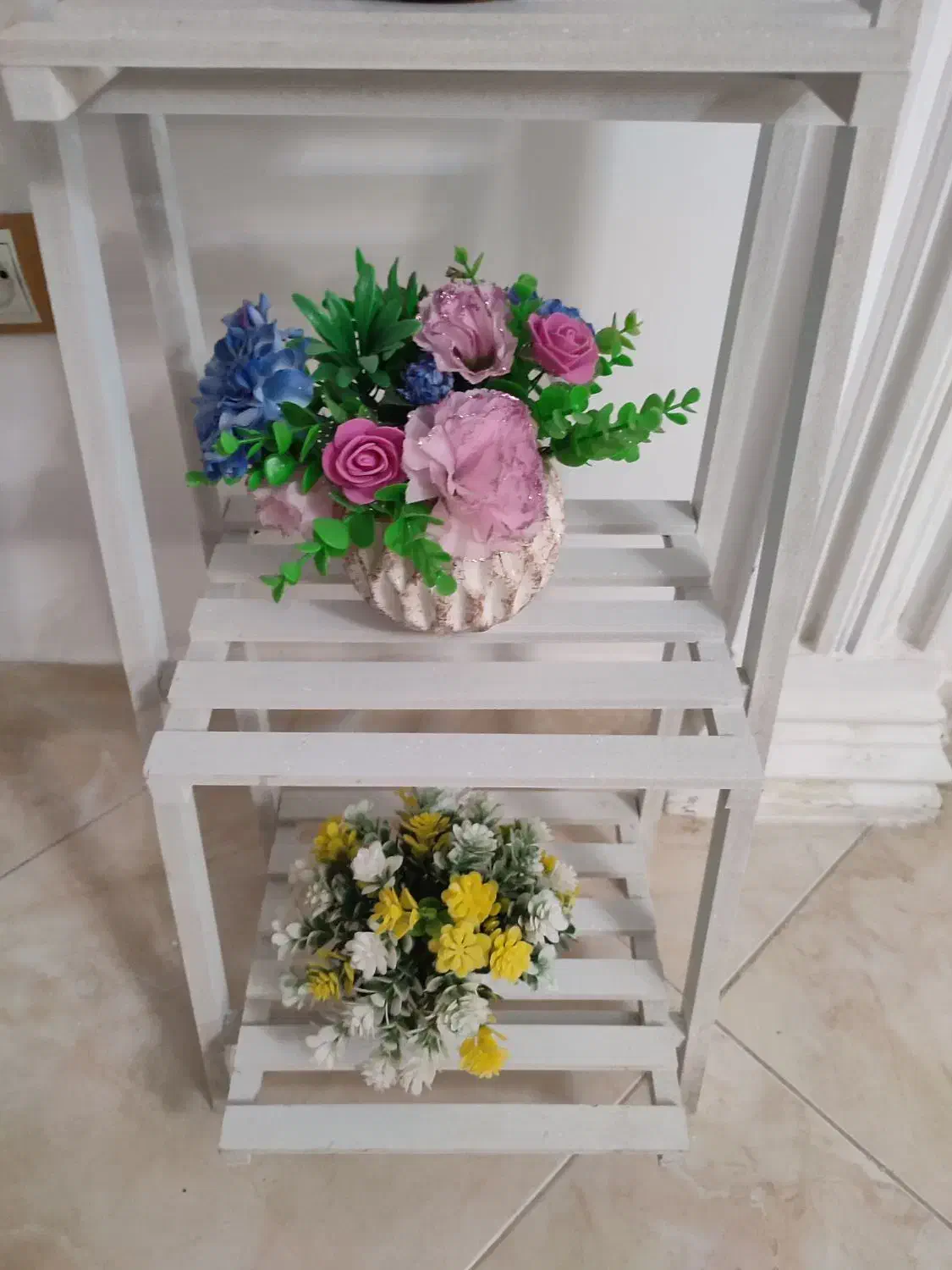 استند همراه گلدان‌ها|گل مصنوعی|بندر انزلی, انقلاب|دیوار