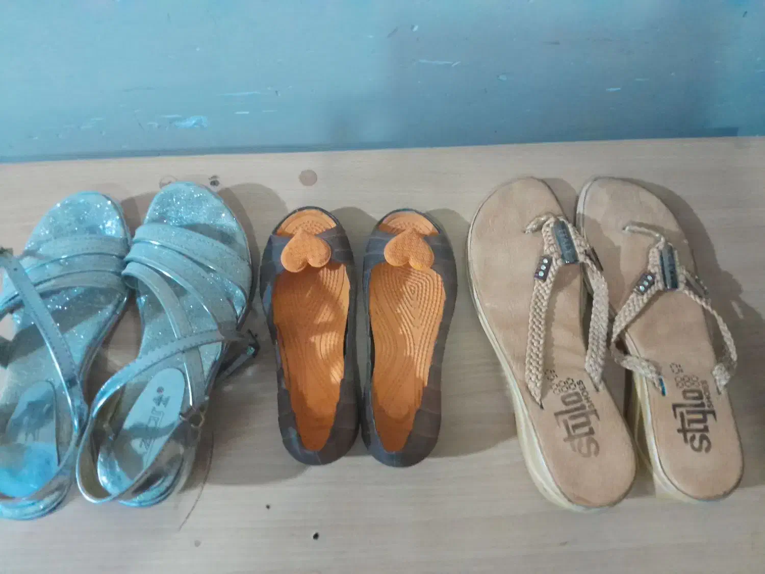 تعدادی دمپایی|کیف، کفش، کمربند|زنجان, |دیوار