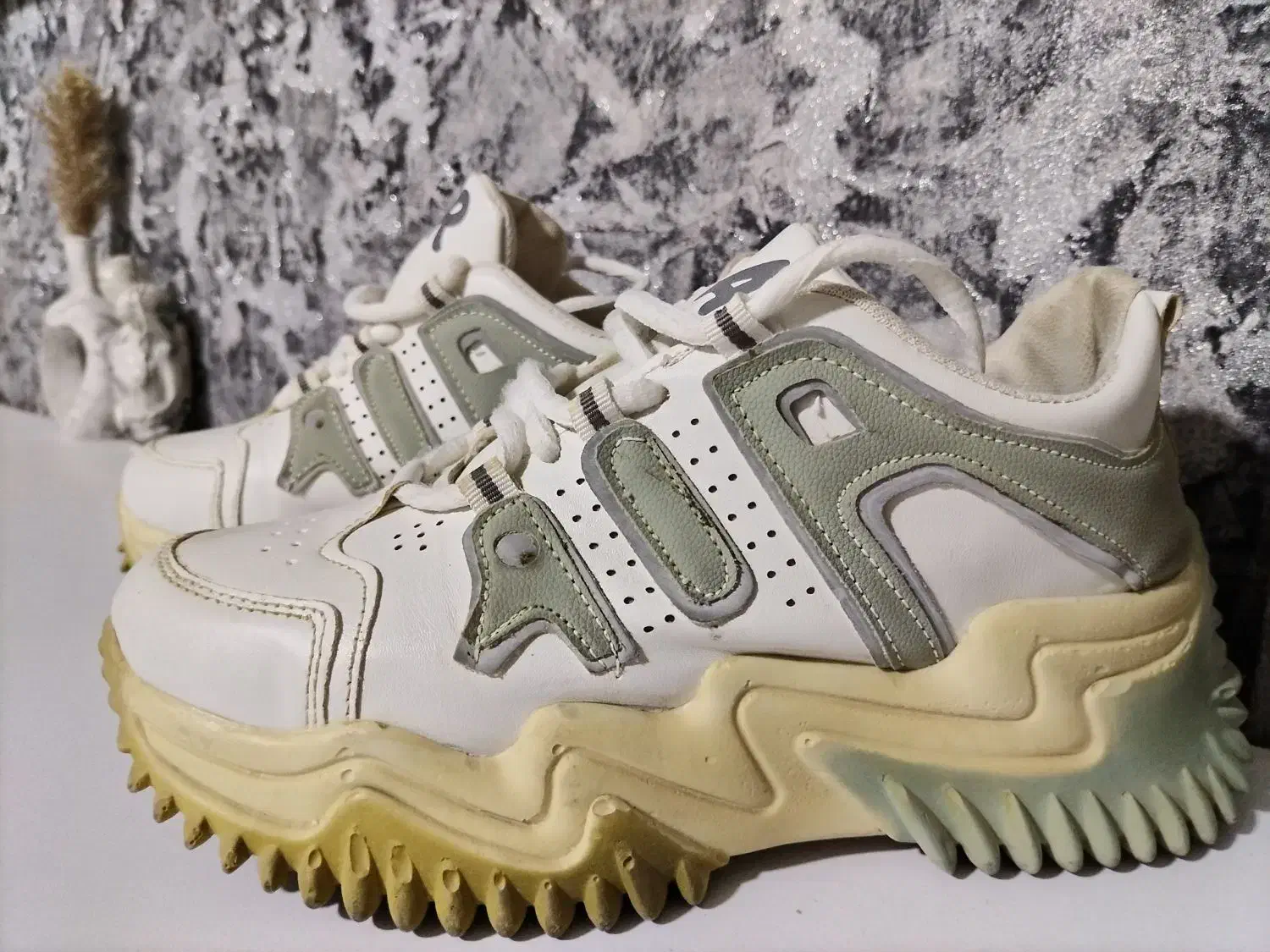 کتونی زنانه|کیف، کفش، کمربند|اشتهارد, |دیوار