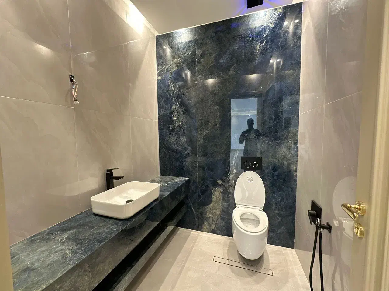 تاپ میرداماد جنوب *220 متر 3 خواب*خوش نقشه وبینظیر