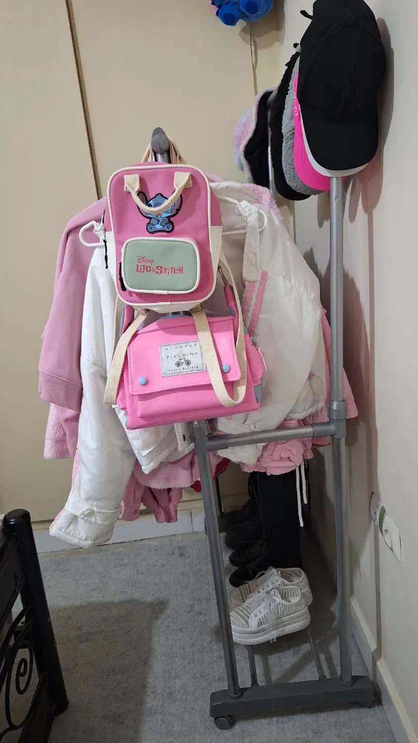 رِگال دو لاین|بندرخت و رخت‌آویز|فردیس, فردیس|دیوار