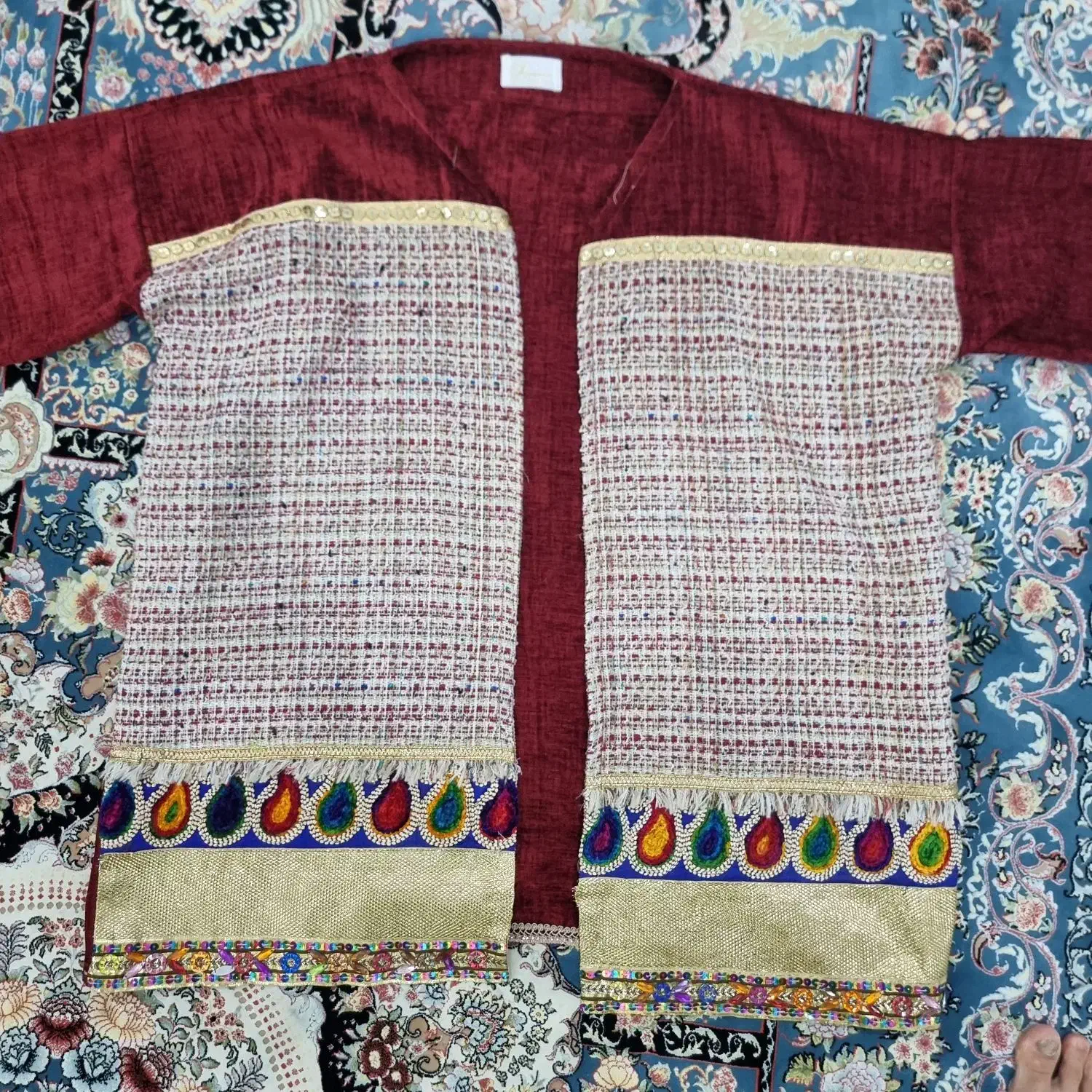 لباس مجلسی|لباس|شیراز, باغشهر اهل بیت|دیوار